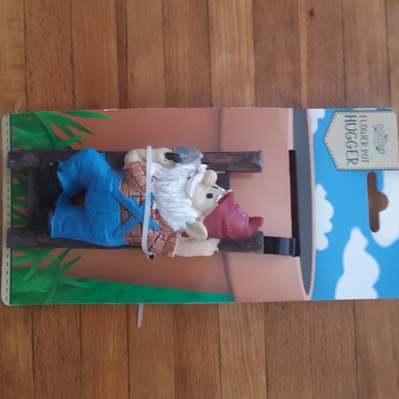 Flower Pot Hugger Gnome Man w/ Red Hat Climbing Ladder - Picture 3 of 3